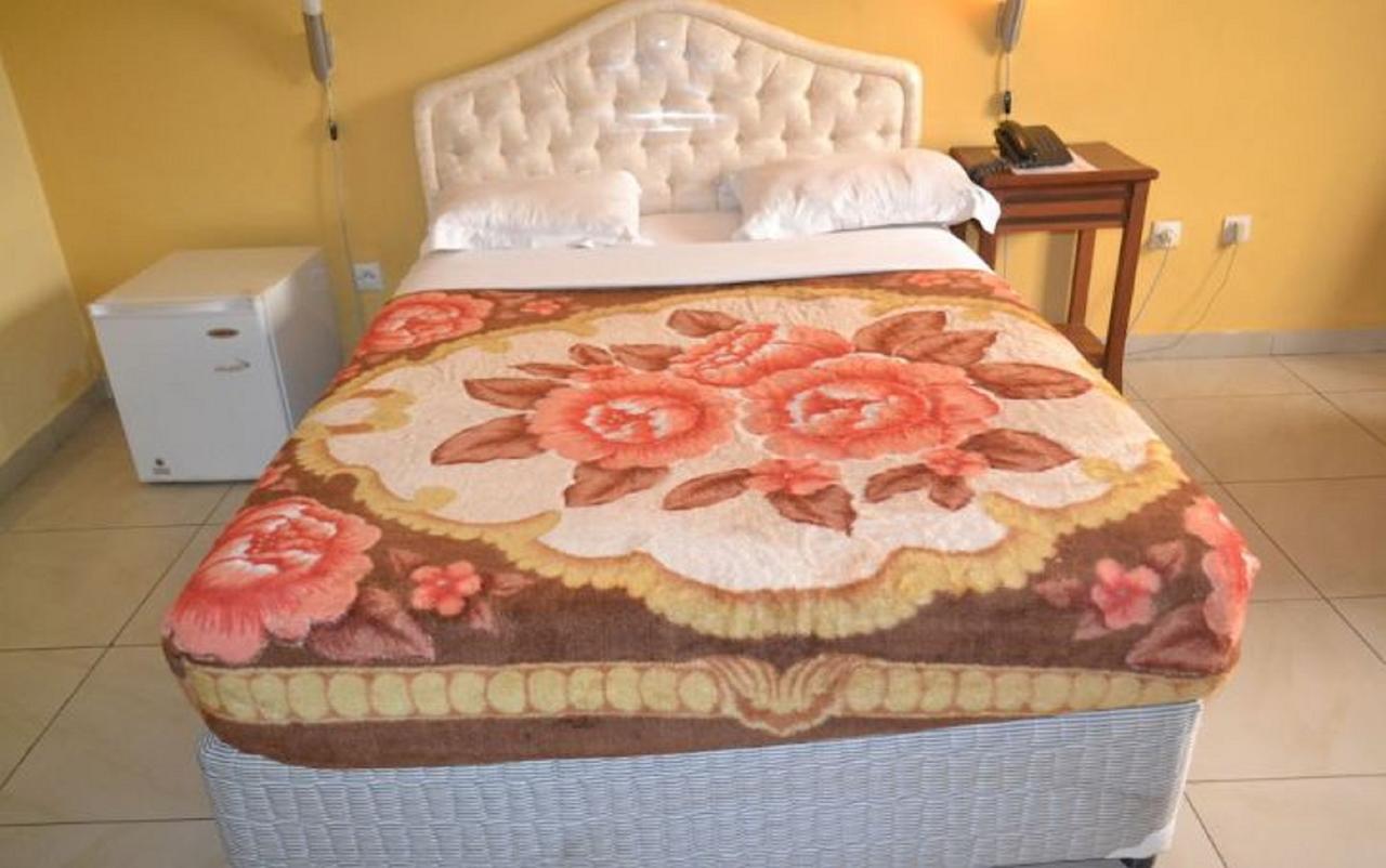 Denver Plaza Hotel Дуала Екстериор снимка