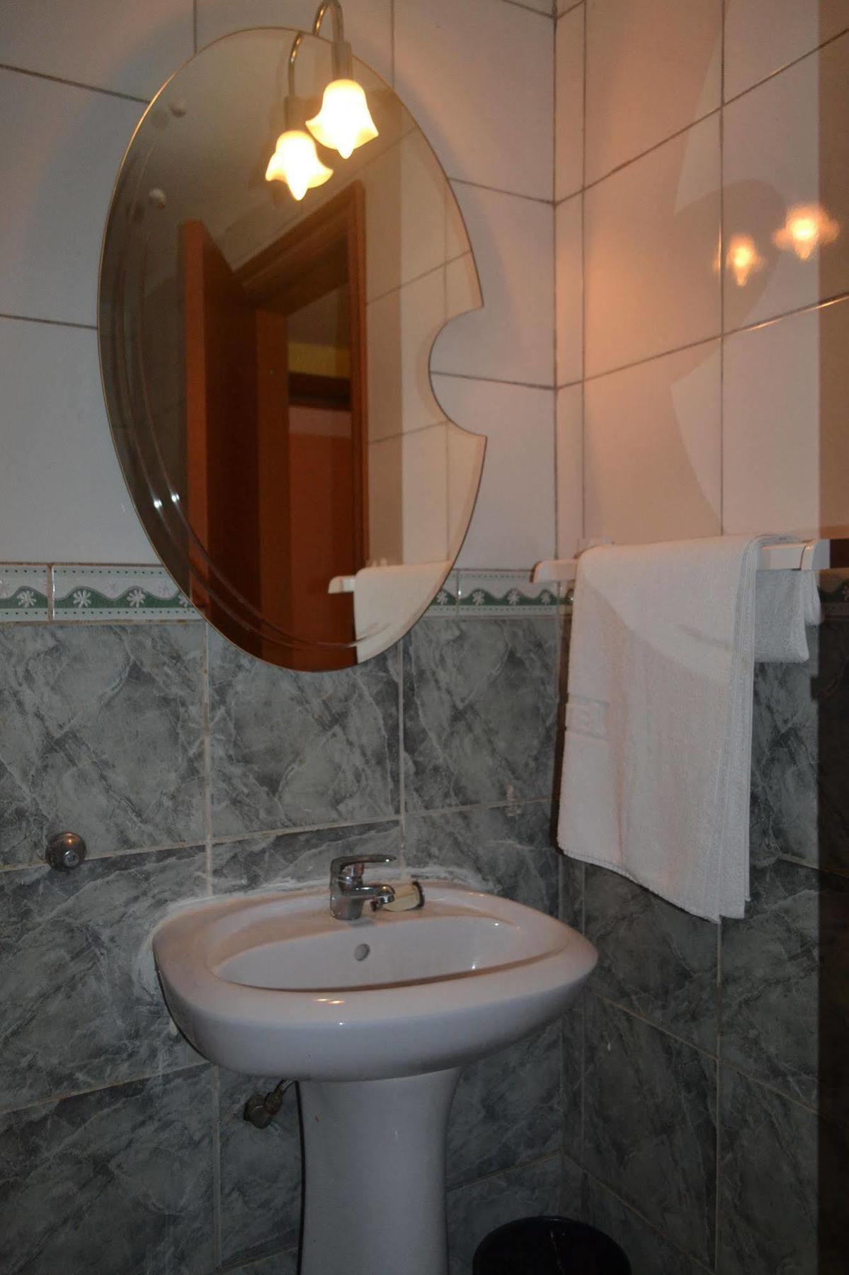 Denver Plaza Hotel Дуала Екстериор снимка