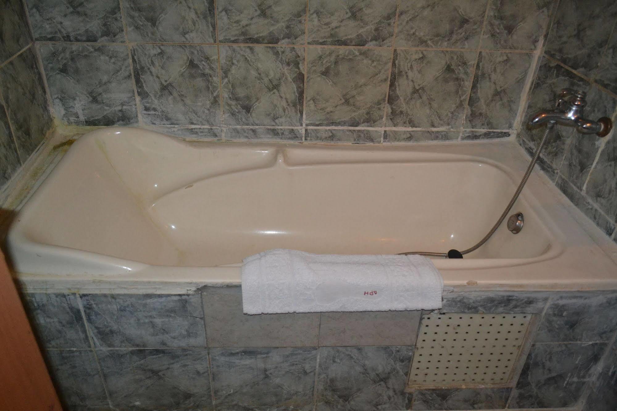 Denver Plaza Hotel Дуала Екстериор снимка
